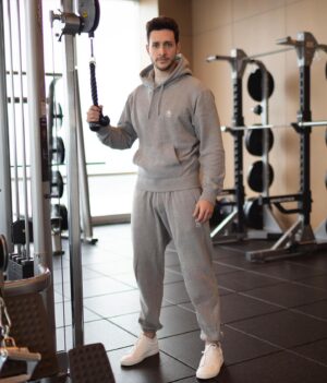 Mikhail Varshavski Instagram - It’s almost game time folks, May 14th here we come 💪🏼🥊🤓 #mensfitness #mensfashion