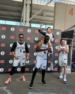 Mikhail Varshavski Instagram - What an amazing Sunday with the @brooklynnets playing in their annual celeb game 🏀 Got a solid 0 points on 20 minutes of action 😅🙈 #brooklyn #nets