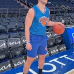 Mikhail Varshavski Instagram - Playing 🏀 in @thegarden is literally a boyhood dream but to also be coached by legend @larryjohnsonnba and lead the team to victory is just WOAH 🤯