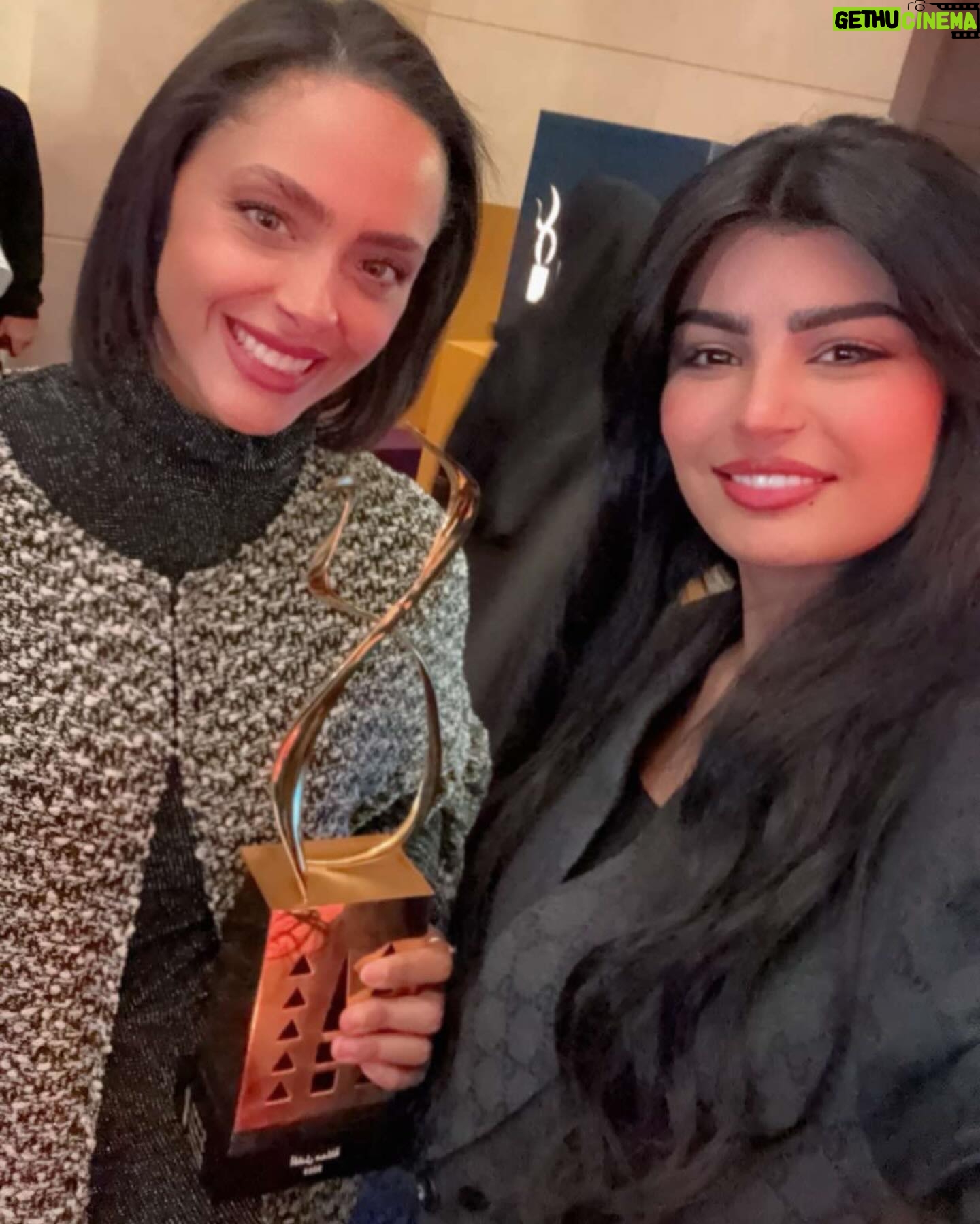 Mila Alzahrani Instagram - حفل ختامي رائع كل الشكر للقائمين على هذا المهرجان المنطلق باحترافية عاليه ونضج فني مسرحي ليس بغريب على عشاق المسرح نظرات الفنانين مليئه بالشغف والطموح والفخر والاستعداد التام لإبهار العالم بمسرح سعودي متفوق قادم والف مبروك لكل الفائزين ولنا بكم ♥️ #مهرجان_الرياض_للمسرح
