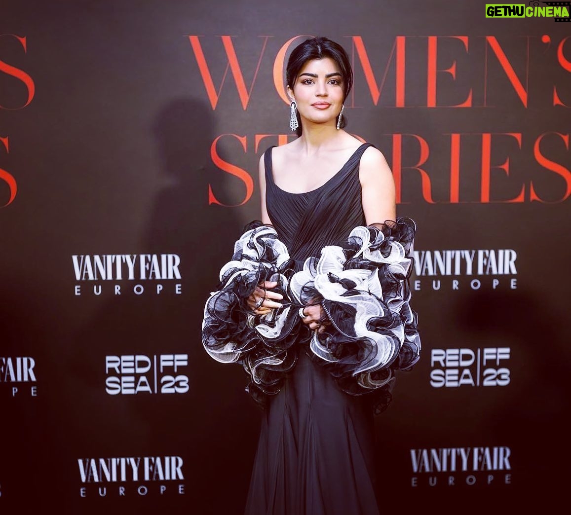Mila Alzahrani Instagram - من حفل #womanincinema كان الفستان من تصميم دار حكايات للمصممتين عليا وعبير وذلك لأطلاق المرحله الثانيه من مبادرة @filmalula #العلا_تبتكر وهي مبادره تجمع بين الفلم والفنون واستوحي التصميم من مدينة العلا وعرض في حفل عشاء @redseafilm خلال تكريمي كأحد المواهب البارزه فالسعوديه شكراً لكل الدعم المقدم لنا وشكراً لثقتكم وتشجيعكم 🙏♥️ المجوهرات @boucheron At the #womanincinema event, the dress was designed by the fashion house @atelierhekayat by designers Aliya and Abeer, to launch the second stage of the @filmalula initiative #alulacreates which combines film and the arts The design was inspired by the city of AlUla and was showcased at the @redseafilm dinner where i was honoured as one of the prominent talents in Saudi Arabia. Thank you for all the support and encouragement 🙏♥️ Jewelry @boucheron ♥️