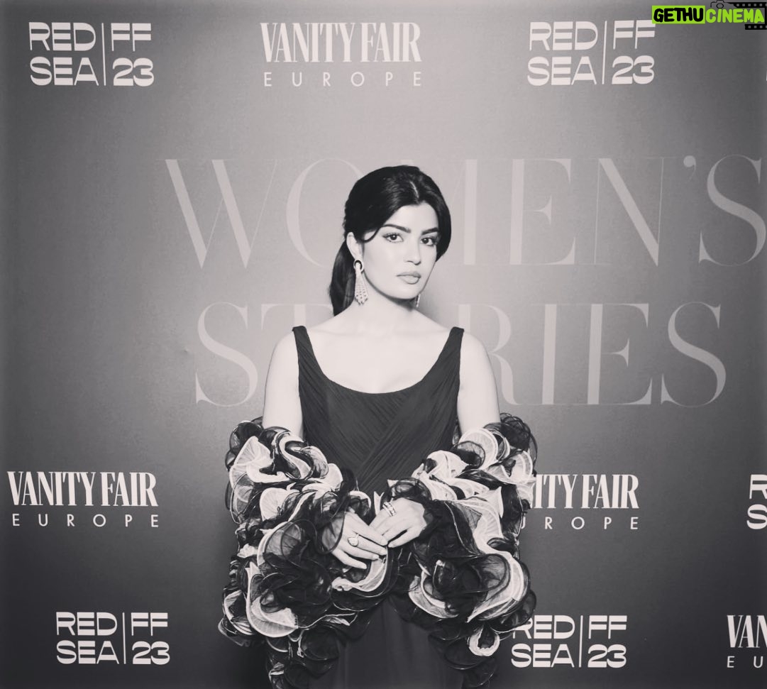 Mila Alzahrani Instagram - من حفل #womanincinema كان الفستان من تصميم دار حكايات للمصممتين عليا وعبير وذلك لأطلاق المرحله الثانيه من مبادرة @filmalula #العلا_تبتكر وهي مبادره تجمع بين الفلم والفنون واستوحي التصميم من مدينة العلا وعرض في حفل عشاء @redseafilm خلال تكريمي كأحد المواهب البارزه فالسعوديه شكراً لكل الدعم المقدم لنا وشكراً لثقتكم وتشجيعكم 🙏♥️ المجوهرات @boucheron At the #womanincinema event, the dress was designed by the fashion house @atelierhekayat by designers Aliya and Abeer, to launch the second stage of the @filmalula initiative #alulacreates which combines film and the arts The design was inspired by the city of AlUla and was showcased at the @redseafilm dinner where i was honoured as one of the prominent talents in Saudi Arabia. Thank you for all the support and encouragement 🙏♥️ Jewelry @boucheron ♥️