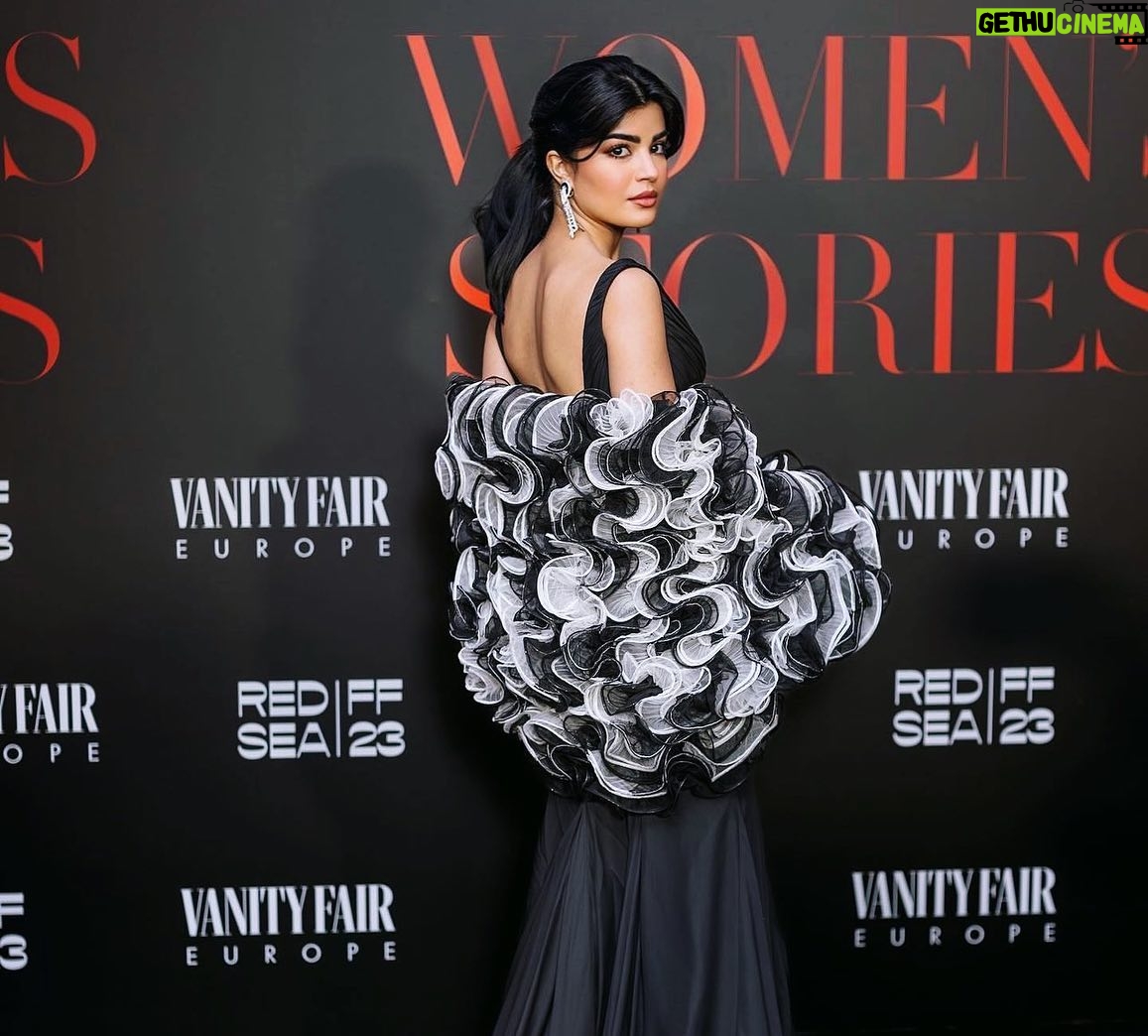 Mila Alzahrani Instagram - من حفل #womanincinema كان الفستان من تصميم دار حكايات للمصممتين عليا وعبير وذلك لأطلاق المرحله الثانيه من مبادرة @filmalula #العلا_تبتكر وهي مبادره تجمع بين الفلم والفنون واستوحي التصميم من مدينة العلا وعرض في حفل عشاء @redseafilm خلال تكريمي كأحد المواهب البارزه فالسعوديه شكراً لكل الدعم المقدم لنا وشكراً لثقتكم وتشجيعكم 🙏♥️ المجوهرات @boucheron At the #womanincinema event, the dress was designed by the fashion house @atelierhekayat by designers Aliya and Abeer, to launch the second stage of the @filmalula initiative #alulacreates which combines film and the arts The design was inspired by the city of AlUla and was showcased at the @redseafilm dinner where i was honoured as one of the prominent talents in Saudi Arabia. Thank you for all the support and encouragement 🙏♥️ Jewelry @boucheron ♥️