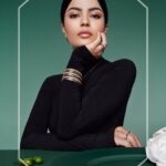Mila Alzahrani Instagram - Magic is loading... ⁣ @boucheron #emeraldenchantment #boucheronholiday #milaalzahrani @milaalzahrani