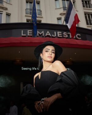 Mila Alzahrani Instagram - In @festivaldecannes with my lovely Family @boucheron attending #KILLERSOFTHEFLOWERMOON

Thanks for an amazing team 💕 
Jewellery: @boucheron 
Stylist @rawankattoa 
Photographer: @davide._.corona_ 
Dress @nihanpeker 
Hat @farouk_chekoufi @maisonvirginieparis 
Make Up @giuliacohen @yslbeauty 
Hair @alexis.parente 
Management @wearehalocollective @zeenazaiid