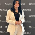 Mila Alzahrani Instagram - لطالما شعرت انه من واجبي ان أدعم بقدر استطاعتي المصممات من بلدي كما دعموني 🇸🇦 من 2019 وحتى الآن لم أحضر مهرجان محلي او عالمي إلا وارتديت من احداهن، وها أنا الآن في مهرجان ⁦‪@Festival_Cannes‬⁩ بنسخته 76 مع المخرجه والممثله كاتي هولمز و ايڤا هيرزيقوفا كسفيرات في حوار مع المدير التنفيذي لفلم العلا شارلين ديليون جونز تديره الرائعه ⁦‪@RAYAofficial‬⁩ للتعريف ب ⁧‫#المرحله_الثانيه‬⁩ من مبادرة ⁧‫#العلا_تبتكر‬⁩ وهي احدى مبادرات ⁦‪@filmalula‬⁩ والتي اطلقت لتنمية الأجيال القادمة من السعودية في مجال الفيلم والفنون والازياء ‏أطلقت ⁧‫#المرحله_الأولى‬⁩ من ⁦‪#alulacreat‬⁩ في حفل توزيع جوائز ال ⁦‪#oscars‬⁩ ڤانتي فير ‏ وحفل توزيع جوائز السجاده الخضراء في لوس انجلوس والمتمحور حول الابداع المسؤول في عالمي صناعة الافلام والأزياء بحضور ليناردو دي كابريو ونخبه من اهم نجوم العالم ‏وعلى هامش مهرجان ⁦‪@Festival_Cannes‬⁩ واحتفالاً بالاصوات النسائية البارزه استضاف ⁦‪@RedSeaFilm‬⁩ و ⁦‪@VanityFair‬⁩ حفلا لتسليط الضوء على انجازات المرأه في عالم السينما ( سأتحدث عنه في بوست خاص ) ‏وبالتعاون مع المصممات الشريكات ‏عليا وعبير من ⁧‫#اتيليه_حكايات‬⁩ ارتديت قطعه مستدامه استلهمن تصميمها من مدينة ⁧‫#العلا ‬⁩ تفعيلاً لهذه المبادرة ‏مع كل الشكر لكل من ساهم في نجاح هذه المبادره 🇸🇦🙏