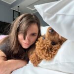 Mila Syvatska Instagram - Не була у Львові 10 років, а місто так змінилося! Стільки закладів, магазинів, затишних закутків для туристів, що я взахваті. Якщо раптом ви забудете свої речі вдома, як ми - не хвилюйтесь. На фасадах ви знайдете 1001 магазин українських брендів, не вистачає тільки чоловічих 😁 Дуже смачно, красиво і затишно. Короче, я дуже радію, що ми обрали саме Львів. А далі пару закладів, які мені порадили подруги і в деяких ми встигли вже побувати: Сніданок @cukor.lviv @shalom.lviv Кава @codecoffee.lviv @blackhoney.lviv Десерти @shoco.bakery Поїсти @georgian.lviv @mriinyky @promin.restaurant барчик @inshi.bar І дуже раджу замовити пляшечку perfect day з смачним сиром власного виробництва у @syrnyy_gastroprostir