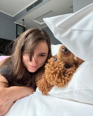Mila Syvatska Instagram - Не була у Львові 10 років, а місто так змінилося! Стільки закладів, магазинів, затишних закутків для туристів, що я взахваті. 

Якщо раптом ви забудете свої речі вдома, як ми - не хвилюйтесь. На фасадах ви знайдете 1001 магазин українських брендів, не вистачає тільки чоловічих 😁 

Дуже смачно, красиво і затишно. Короче, я дуже радію, що ми обрали саме Львів. А далі пару закладів, які мені порадили подруги і в деяких ми встигли вже побувати: 

Сніданок @cukor.lviv @shalom.lviv 

Кава @codecoffee.lviv @blackhoney.lviv 

Десерти @shoco.bakery 

Поїсти @georgian.lviv @mriinyky @promin.restaurant   барчик @inshi.bar 

І дуже раджу замовити пляшечку perfect day з смачним сиром власного виробництва у @syrnyy_gastroprostir