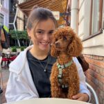Mila Syvatska Instagram - Не була у Львові 10 років, а місто так змінилося! Стільки закладів, магазинів, затишних закутків для туристів, що я взахваті. Якщо раптом ви забудете свої речі вдома, як ми - не хвилюйтесь. На фасадах ви знайдете 1001 магазин українських брендів, не вистачає тільки чоловічих 😁 Дуже смачно, красиво і затишно. Короче, я дуже радію, що ми обрали саме Львів. А далі пару закладів, які мені порадили подруги і в деяких ми встигли вже побувати: Сніданок @cukor.lviv @shalom.lviv Кава @codecoffee.lviv @blackhoney.lviv Десерти @shoco.bakery Поїсти @georgian.lviv @mriinyky @promin.restaurant барчик @inshi.bar І дуже раджу замовити пляшечку perfect day з смачним сиром власного виробництва у @syrnyy_gastroprostir