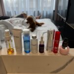 Mila Syvatska Instagram - Не була у Львові 10 років, а місто так змінилося! Стільки закладів, магазинів, затишних закутків для туристів, що я взахваті. Якщо раптом ви забудете свої речі вдома, як ми - не хвилюйтесь. На фасадах ви знайдете 1001 магазин українських брендів, не вистачає тільки чоловічих 😁 Дуже смачно, красиво і затишно. Короче, я дуже радію, що ми обрали саме Львів. А далі пару закладів, які мені порадили подруги і в деяких ми встигли вже побувати: Сніданок @cukor.lviv @shalom.lviv Кава @codecoffee.lviv @blackhoney.lviv Десерти @shoco.bakery Поїсти @georgian.lviv @mriinyky @promin.restaurant барчик @inshi.bar І дуже раджу замовити пляшечку perfect day з смачним сиром власного виробництва у @syrnyy_gastroprostir