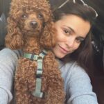 Mila Syvatska Instagram - Пост-роздум про донати, корупцію та майбутнє. ⠀ Говорячи наперед, я вважаю, що донатити —життєво необхідно. Особисто я обираю конкретних людей/знайомих/друзів чи фонди, які роблять звітність. Так от, нещодавно мені на очі почали потрапляти одне за одним пости, де люди трактують і звинувачують інших в тому, що вони перестали активно скидати гроші. Що це колективна відповідальність, одне бананового лате, таксі, похід в кіно. Що якщо ти не задонатиш, то хлопці втратять життя. Це справді так, це страшно і жахливо. Та от із цим клубком у горлі я залишаюся з одним питанням: як так сталося, що через 1,5 роки війни, дивлячись на заповнені ресторани, єдине, що може врятувати військовому життя - це донати звичайних людей? ⠀ Де всі гроші іноземних партнерів? Куди подівся державний бюджет? Можливо, на герб, несмішну комедію в українському стилі, де ми як дурні трішки, чи на якісь офшори пішли? Чому питання ставляться до людей, які «не донатять» зі своїх 15000 грн на всю родину, замість того, щоб відверто визнати той факт, що корупція величезна від села до міста? Мене просто бомбонуло, коли я побачила новий збір Притули для ГУР - просто хамство. Таке відчуття, ніби люди- це корова для доїння і всіх все влаштовує. Я просто не розумію, як можна витрачати мільйони на різне «не про війну» і збирати на дрони держ. структурі. ⠀ Перший крок розв'язання проблеми - її визнання. Чи не вважаєте ви потрібним, замість того, щоб звинувачувати один одного, подивитися глобальніше в чому проблема і почати про це говорити? Так, це завжди було аргументом рос пропаганди, тому нас і «рятували», але ми всі зрозуміли, які вони нелюди і «не на часі» вже теж неактуально. Бо їх пропаганда і слова вже не вартують нічого. Бо всі в душі дуже люблять свій дім і країну. Бо Україна - це не влада, а українці - не дурні. Бо ми зупиняли руками танки, бо наші люди ризикують життям заради нашого щастя. І говорити про проблеми - це свідомий шлях до їх вирішення і теж наша колективна відповідальність. Це наша зброя у другій війні, яку нам треба теж перемогти. ⠀ Бо інакше - за що стільки горя, болю та втрат? ⠀ Донать, живи по совісті без хабарів, цікався і говори. Почни з себе. ⠀ Я почала.
