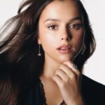 Mila Syvatska Instagram - З великим теплом пишу цей пост про новий етап — мій та міласу. Коли ми будували магазин нам треба було розробити слоган, який би коротко показував сенси бізнесу. Ми довго сиділи з дівчатами, думали різні варіанти і в один вечір він зʼявився: будь якою хочеш бути. Почалася війна і довгий час в мене він в голові був скорочений — просто будь. Просто бути і жити це вже було за розкіш, за яку хотілося дуже сильно хапатися. І ось трішки адаптувавшись до нових реалій ми повісили його на велику 12 метрову стіну біля магазину. Кожний день, заходячи туди, намагаючись будувати життя наново в новій реальності, я дивилася на неї і задавала собі питання: «а якою хочу бути я?». Саме я, саме мій бізнес, саме моя команда, моя сімʼя, мої сенси, моє майбутнє і мої мрії. Не навʼязане мені кимось чи чимось, не трендове і естетичне, а те, що відображає мене. Цей шлях пошуку гадаю буде довгим і цікавим, але сьогодні мені дуже хочеться поділитися його першими результатами. Я 5 років шукала, про що і як має виглядати Мілас і нарешті знайшла. І дуже хочется поділитися з вами результатами нашого нового брендингу, сенсів та інновацій. Любов до себе — це не тільки про баночки. Це про стиль життя та вміння розмовляти з собою. Це про цінності, оточення, звички, спорт, їжу, людей, страхи і як ми їх долаємо, це про нашу комунікацію з іншими, про нашу впевненість та «стандарти», які ми вміємо обирати для себе самі. Це про вибір, коли ти обираєш себе та свої кордони. І про можливість самоідентифікації та розслаблення. Це цікавий шлях, який я теж проходжу і дуже хочу, щоб якомога більше жінок мали змогу відчути кайф від себе та реалізували свої мрії. Від бізнесу із-за бунту до обробки більше сотні тисяч замовлень пройшло майже 5 років.  Ну і що я можу сказати? Безмежно дякую за довіру. Обіцяю, наступні 5 років ми будемо шалено вас дивувати і надихати. Будьте якими хочете бути. А ми будемо поряд <3