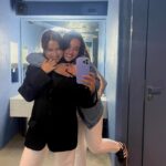 Mila Syvatska Instagram - пост-нотатка де поїсти у Варшаві, яка для багатьох зараз стала містом-транзитом. дякую усім друзям, хто підсказав закладки) на сніданки можуть бути черги @bulkeprzezbibulke @baken.piekarnia @charlotte_bistro кава у багатьох місцях мені не так заходила, як у нас, але повернулась б сюди @coffeedeskpl @byc_moze (у другому їду чекали 50 хвилин, тому раджу каву 😁) дуже сподобався «хіпстерський» італьянський заклад з пастою і піцею @va_bene_warsaw для обіду / вечері @paloma.inn @flamingco @joelrestauracja @reginabar_ @der.elefant.warszawa ну і зʼїсти вареників (борщ не раджу, все інше топ) в українському закладі «У сестер» біля центрального вокзалу винний бар з 250 видами органічного вина та затишним двориком став моїм топом @bar.rascal ще барчики @cafe.podrygi @barpacyfik @gracedrinkbar із готелей залишалася в @purohotels та @royal.tulip.warsaw.apartments - дуже гуд, в другому на сніданках наш повар, смачно як вдома. а в першому барвник на криші. раджу також лазити на Airbnb, перше фото з офігенної квартирки в самому центрі міста звідти 🤌🏼 P.s якщо знаєте якісь місця ще, діліться!