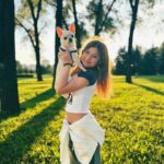 Milana Khametova Instagram - Доброе утро от нас с Дипиком!🫶🏼 Вчера гуляли по Минску! Была классная погодка, отличное настроение и море случайных селфи!🤳 В Минске живут очень крутые и гостеприимные ребята!❤️ В следующий свой выходной опять пойду гулять! Подскажите места, где можно с Дипиком погулять? #миланахаметова #milanakhametova #chihuahua #чихуа