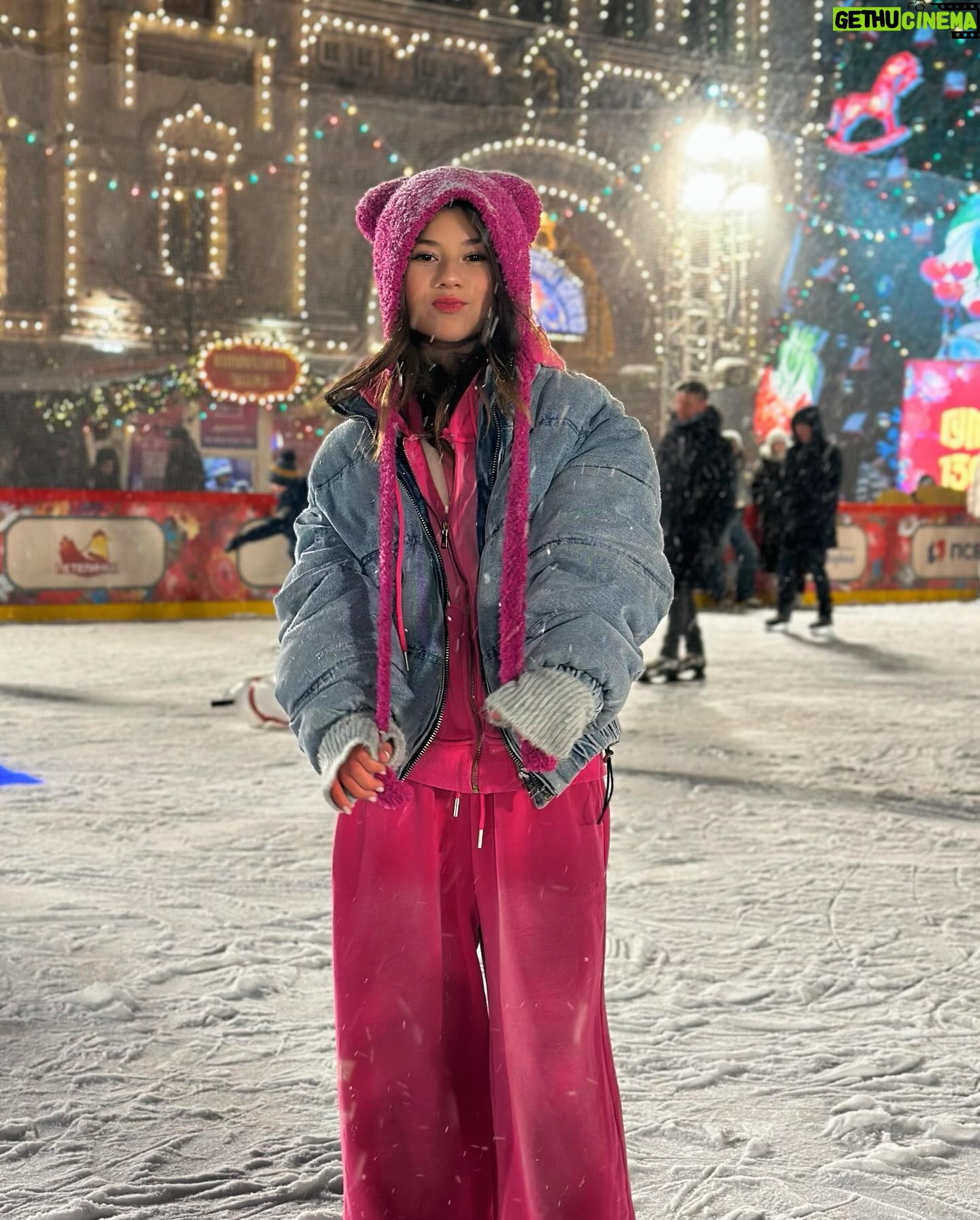 Milana Khametova Instagram - ну, наконец-то! впервые за 3 года в Москве я на катке ГУМа ⛸️✨🎄 считаю это прорыв😅