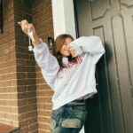 Milana Khametova Instagram – 🏠❤️
Самая заветная мечта, которая исполнилась в канун Нового Года!✨
В деда мороза я ,конечно, верю, но в себя больше! ✨
Верьте в свои мечты! ✨