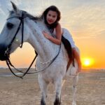 Milana Khametova Instagram - Красивая прогулка вчера случилась со мной… @rixospremiummagawish не перестает удивлять разнообразием отдыха! Он не ограничивается только пляжем, бассейном и вкуснейшей кухней в ресторанах! Каждый день у нас новые интересные события и развлечения! Посещение конюшни и прогулка на красивых лошадях по берегу моря - одно из них!!🤍 Чуть позже выложу фото🐴🤍 #rixospremiummagawish #rixospremiummagawishsuitesandvillas #rixoshotel #rixosmoments