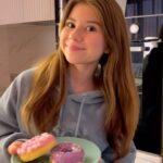 Milana Khametova Instagram - Ребята, вот вам лайфхак от меня! Приложение “Яндекс с Алисой” помогает в проверке задач как в учёбе, так и в жизни. Всё просто, наведи Умную камеру на текст, фото или уравнение и вуаля, правильный ответ у вас! Приложение сокращает время на проверку заданий и позволяет разобраться в сложных школьных темах. Лично я уже не могу представить свое обучение без этого удобного приложения!