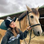 Milana Khametova Instagram - Такой прекрасный день случился с нами вчера! Кто не знал, 🐴 - моя любовь!❤️ Знакомьтесь - это Град! 🐎 посмотрите, какой красавчик!😍 А еще вчера была банька, купель под теплым летним дождем, ныряли в чистейшее озерко и катались на 🛶! Спасибо огромное нашим друзьям Инге и Дмитрию за такой незабываемый отдых!🫶🏼 Кстати, ребят! я сняла для вас небольшой влог, все покажу там! А пока жду от вас ❤️