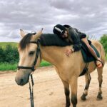 Milana Khametova Instagram - Такой прекрасный день случился с нами вчера! Кто не знал, 🐴 - моя любовь!❤️ Знакомьтесь - это Град! 🐎 посмотрите, какой красавчик!😍 А еще вчера была банька, купель под теплым летним дождем, ныряли в чистейшее озерко и катались на 🛶! Спасибо огромное нашим друзьям Инге и Дмитрию за такой незабываемый отдых!🫶🏼 Кстати, ребят! я сняла для вас небольшой влог, все покажу там! А пока жду от вас ❤️