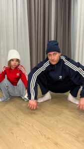 Milana Khametova Instagram - Что с Миланой? Подскажите, что делать?😂 Последние деньги забирает 🙏🏻😆 . Три подгона на карту за креативные комментарии🔥