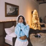 Milana Khametova Instagram - Ребята, по вашим просьбам, как и прошлом году, мы решили сделать на мюзикле «Ночь счастливых надежд» закрытые автограф сессии! Для этого вам нужно в комментариях под этим постом написать данные с билета: дата, ряд и место! Я в каждый день мюзикла буду рандомно выбирать из ваших комментариев 5 человек, с которыми встречусь после спектакля! Начинаем уже завтра 2 января! Если вы еще не успели купить билеты на мюзикл, то ссылка в сторис! Билетов осталось очень мало! Успевайте!🎄✨ Короче, жду вас в комментах!👇🏼