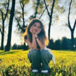 Milana Khametova Instagram - Доброе утро от нас с Дипиком!🫶🏼 Вчера гуляли по Минску! Была классная погодка, отличное настроение и море случайных селфи!🤳 В Минске живут очень крутые и гостеприимные ребята!❤️ В следующий свой выходной опять пойду гулять! Подскажите места, где можно с Дипиком погулять? #миланахаметова #milanakhametova #chihuahua #чихуа