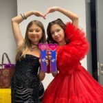 Milana Khametova Instagram - Спасибо огромное @ctc_kids ❤️ Спасибо моим любимым подписчикам! Это все благодаря вам! Это наша общая награда!❤️ 🏆«Лучшая песня» - «Купи пёсика» 🏆 «Лучший коллаб» - Милана Хаметова & Василиса Кукояка