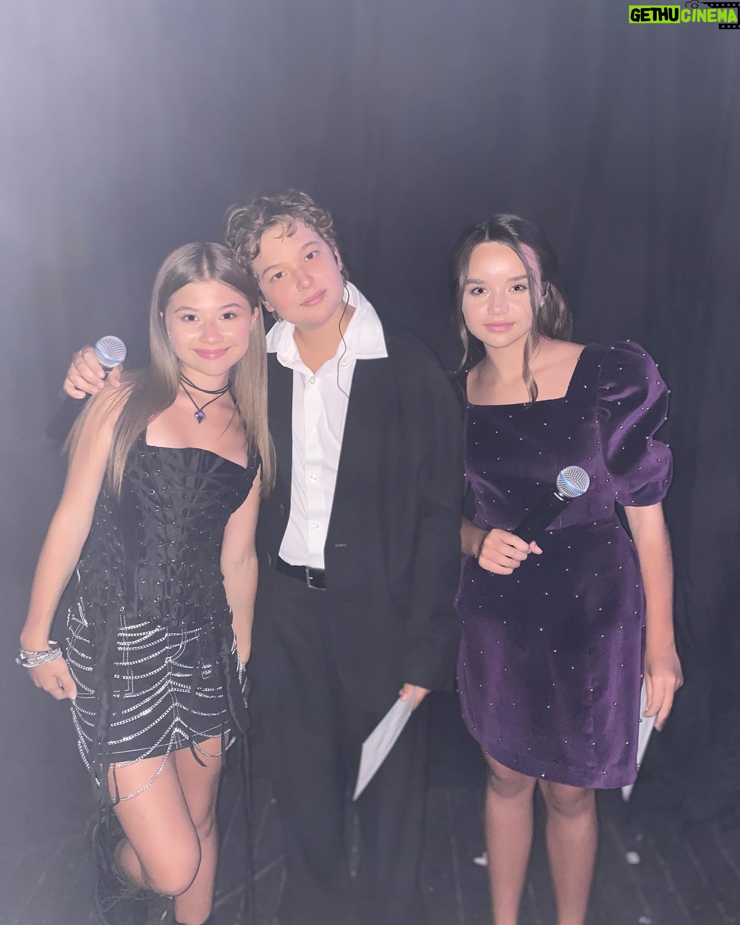 Milana Khametova Instagram - Спасибо огромное @ctc_kids ❤️ Спасибо моим любимым подписчикам! Это все благодаря вам! Это наша общая награда!❤️ 🏆«Лучшая песня» - «Купи пёсика» 🏆 «Лучший коллаб» - Милана Хаметова & Василиса Кукояка