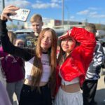 Milana Khametova Instagram - Это был самый КРАШНЫЙ день в моей жизни!❤️ Море улыбок, позитива, новых знакомств, веселых видосиков, ярких фоточек и самых тёплых и искренних обнимашек!💞 Спасибо моим подписчикам и моим друзьям, что провели со мной этот день! Спасибо любимой команде @muztv , что поддержали нашу спонтанную идею и сняли самый замечательный сюжет об этом дне, который вы все скоро увидите у них на канале! Огромное спасибо нашим друзьям @ruszvuk и @swat_caraudio , которые обеспечили нам самое КРАШное авто и лучшее звучание на нашей встрече!🔥 Мы с Василисой счастливы, что наш трек КРАШ так зашел вам! Слушайте его на всех площадках!💥 (ссылка в шапке профиля)