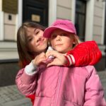 Milana Khametova Instagram - Это был самый КРАШНЫЙ день в моей жизни!❤️ Море улыбок, позитива, новых знакомств, веселых видосиков, ярких фоточек и самых тёплых и искренних обнимашек!💞 Спасибо моим подписчикам и моим друзьям, что провели со мной этот день! Спасибо любимой команде @muztv , что поддержали нашу спонтанную идею и сняли самый замечательный сюжет об этом дне, который вы все скоро увидите у них на канале! Огромное спасибо нашим друзьям @ruszvuk и @swat_caraudio , которые обеспечили нам самое КРАШное авто и лучшее звучание на нашей встрече!🔥 Мы с Василисой счастливы, что наш трек КРАШ так зашел вам! Слушайте его на всех площадках!💥 (ссылка в шапке профиля)
