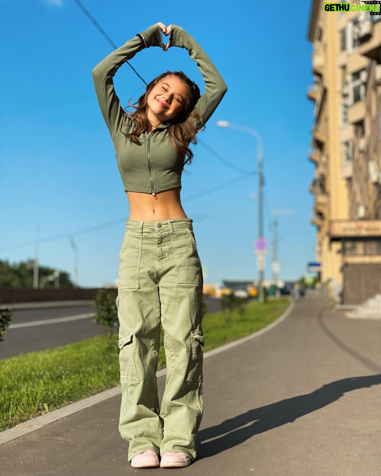 Milana Khametova - 45K Likes - Самый любимый отрезок времени - когда школа уже закончилась, а лето еще даже не началось…
Май, солнце и красивая летняя Москва!🌞
#миланахаметова #milanakhametova
