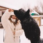 Milana Khametova Instagram – Всех с наступающим!🔥 Мы с Миланой уже поймали Новогодний вайб и вот думаем, а может быть поделиться этим настроением с вами и исполнить Новогоднее желание кого-то из вас?🤔 кто за? Не забудь поставить сердечко на фотки❤️
.
Локация @alpaca.park