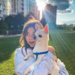 Milana Khametova Instagram - Ловим с Дипиком последние теплые деньки☀️ #миланахаметова #дипик #чихуахуа #chihuahua