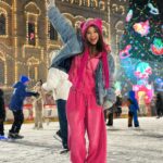 Milana Khametova Instagram - ну, наконец-то! впервые за 3 года в Москве я на катке ГУМа ⛸️✨🎄 считаю это прорыв😅