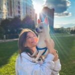 Milana Khametova Instagram - Ловим с Дипиком последние теплые деньки☀️ #миланахаметова #дипик #чихуахуа #chihuahua