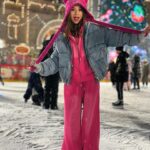 Milana Khametova Instagram - ну, наконец-то! впервые за 3 года в Москве я на катке ГУМа ⛸️✨🎄 считаю это прорыв😅