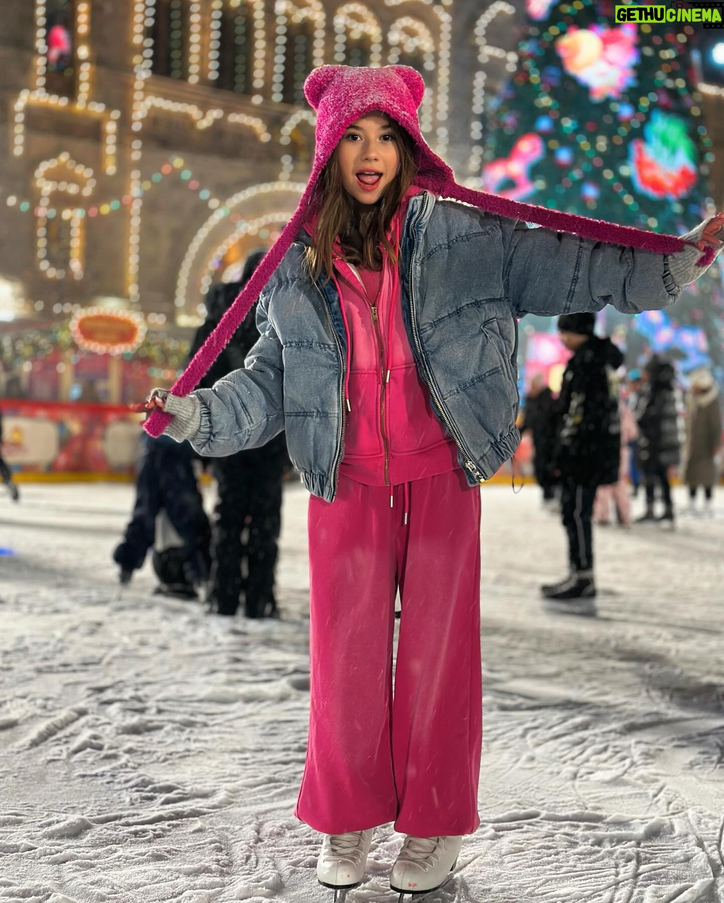 Milana Khametova Instagram - ну, наконец-то! впервые за 3 года в Москве я на катке ГУМа ⛸️✨🎄 считаю это прорыв😅