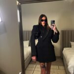 Milana Petrova Instagram - Почему я отказалась от продаж в Инстаграм. (Продолжение предыдущего поста) Курсы стали продаваться хуже, все вернули слово «обучение», сейчас отрабатывают новый термин - «наставничество». Все эти термины меняются раз в пол года. Но суть при этом одна - продать продукт любой ценой, и убедить покупателя в его гениальности/эксклюзивности, чтобы не делать возврат. И кроме шума в инсте не осталось НИ ЧЕ ГО. В этом шуме стало сложно находить реальных экспертов с хорошими продуктами. Зарекомендовавшие себя эксперты с достойными продуктами, как та же Саша Митрошина, начали внезапно работать на одном и том же рынке, где стали запускать свои обучения Виктория Боня, Елена Блиновская и многие другие. И так, подписчики, пролистывая ряд сторис, смотрят Митрошину и следом еще сотню гуру и наставников с их «гениальными» прогревами. Доверие ко ВСЕМ экспертам на рынке подорвано. Это базовая психология - лучше не верить никому, чем пытаться разобраться у кого хороший продукт, а у кого нет. Сейчас в инсте продают хорошо только те, кто продает уже давно, кто себя зарекомендовал. Либо второй вариант: те, кто обещают все те же золотые горы. Правда, горы эти растут с каждым годом. Видимо, и у этих ребят дела идут хуже. Я не говорю о том, что на рынке инстаграма нет хороших экспертов. Наоборот, они есть, но доверия к ним здесь уже не будет. Инстаграм превратился в вайлдберис, где продается один ширпотреб и паль на хорошие продукты. Чей рекламный заголовок громче, у того и купят. Из-за этого честные эксперты, которые хотят продавать экологично и не хотят никем манипулировать и врать, испытывают огромные проблемы с продажами. И им в какой-то момент приходится учиться врать и манипулировать. Пользоваться агрессивными продажами, говорить о каких-то выдуманных «легких продажах» и так по списку. И они даже не задумываются, что все может быть иначе. В какой момент вы решили, что это нормально - делать продажи на манипуляциях? В какой момент стало нормальным людей считать, за д***лов, которым нужно втюхать ваше обучение? Зачем вы это делаете? А вам нравится делать прогревы к продуктам каждый день? Выдумывать инфоповоды для продаж? Вам это доставляет удовольствие?