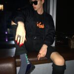 Milana Petrova Instagram - Выхожу вчера из кальянной. Со мной выходит ещё компания из трёх парней, двое шли впереди меня и один сбоку от меня. И тому парню, который шёл сбоку, другой сказал «Все, ты теперь меченый», намекнув на то, что тот идёт рядом со мной. Мы выходим все из подъезда, стоят две машины, хендай солярис желтый и черный мерс ешка. Угадайте куда сели втроём они и куда сел я. #сука
