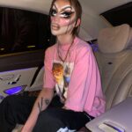 Milana Petrova Instagram - Я ФРИК Люди очень просты и поверхностны, никто не хочет думать и искать суть, ведь легче все упростить до нуля и единицы. Так устроен мозг сапиенса. Если человек постоянно улыбается - значит он не способен кого-то подставить, если грубо высказывается и выглядит, как я на фото, - ему нельзя верить и хорошим человеком он не может быть. Быть идиотом - это не разновидность нормы, а общепринятая НОРМА и стандарт, которому нужно соответствовать, иначе тебя не поймут, не поддержат и не купят у тебя ничего. Не быть идиотом крайне невыгодно. Хотя бы потому, что ты всю жизнь живешь в депрессии от осознания этого п*зд*ца. Я давно смирился с тем, что меня понимает и принимает лишь процентов 10 моей аудитории и вещаю я именно для вас. Для остальных я грустный клоун, который творит какую-то дичь. Вчера от меня шарахались люди и смеялись в след только из-за моего макияжа, вот что происходит в голове обычного человека (идиота), когда он сталкивается с ситуацией, не вписывающейся в его набор из трёх шаблонов. Сложно жить? Да, сложно, но я не могу себя переделать и отупеть, поэтому живу с тем, что имею. Признаюсь, даже испытываю фоном наслаждение от ощущения моего отличия от остальных, наверное, мне пришлось выработать это чувство, иначе в этой жизни не было бы никакого смысла.