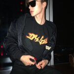 Milana Petrova Instagram - Выхожу вчера из кальянной. Со мной выходит ещё компания из трёх парней, двое шли впереди меня и один сбоку от меня. И тому парню, который шёл сбоку, другой сказал «Все, ты теперь меченый», намекнув на то, что тот идёт рядом со мной. Мы выходим все из подъезда, стоят две машины, хендай солярис желтый и черный мерс ешка. Угадайте куда сели втроём они и куда сел я. #сука