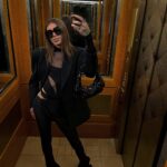 Milana Petrova Instagram - Я приняла решение больше не делать продажи в Инстаграм. И это лучшее решение, которое я принимала в бизнесе. У меня было всего 3 обучения за всю историю моей деятельности в инсте. И все были напрямую завязаны на моей экспертности. Я никогда не продавала то, в чем не была уверена. Продавала честно, не обещая ничего сверх. Не обучала заработкам на магазинах вайлдберис, на дизайне сайтов, к которым не имела отношения и тд. И на фоне других продажников, которые обещали золотые горы, мои курсы, однозначно, проигрывали по показателям. Так я сделала 3 года назад курс по макияжу и заработала на нем около 4 миллионов рублей. Я тогда не поняла как реагировать на это, ведь все вокруг делали по 10-15-20 миллионов минимум на курсах, где обещали сделать из покупателей сверхлюдей, успешных менеджеров блогеров и миллионеров за месяц. Я думала, что со мной что-то не так. Потом начался ПРОДАЖАГЕДДОН, где каждый, кто сделал хоть какой-то более менее успешный запуск, начал делать курсы по продажам. А после курсы по продажам начали делать и те, кто ни разу ничего не продавал. Вдумайтесь. И это неизбежно повлекло за собой разрушительные последствия для рынка в инсте. Непрофессиональные инфопредприниматели открыли эту золотую жилу и началась массовая истерика. Ценность продуктов отошла на задний план. И хоть все они и говорят, что качество продукта - это самое важное, большинство экспертов качеством не занимается. Кому нужно качество, если качество не продается? Самой важной целью стала именно ПРОДАЖА. И каждый начал выдумывать свой метод продаж. Прогревы совершенствовались, слова заменялись, «эксперты» начали выдумывать новые понятия. Так появились тренды в продажах: «продажи без продаж», «продажи на личном бренде», «продажи в легкости», «продажи на ажиотаже» и многие другие. Манипуляции усложнились настолько, что подписчики, смотря сторис, начали подозревать блогера в прогревах даже, когда он публиковал обычный контент из своей жизни. И внезапно стало нормальным восторгаться тем, что вас «развели» на прогрев к продукту, который вы не планировали покупать. Продолжение будет в следующем посте 💓
