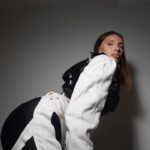 Milana Petrova Instagram - Если вы занимаетесь отработкой возражений к своему продукту, почему вы еще не работаете в цирке? 🤡 Вчера я написала пост о том, как сделала самый успешный свой запуск без продаж в Инстаграме, читайте предыдущий пост. Увидела десяток комментариев формата «продала 130 чеков по 1300$ в телеграме? а че не миллион? Докажи» 🤣 Я, наверное, шокирую многих, но я не отрабатываю никакие возражения. Более того, в телеграме у меня закрыты ВСЕ комментарии на ВСЕХ каналах, в том числе личном и канале Телеграматики. Думаю, вы часто замечаете в сторис у блогеров и экспертов, как они отвечают на подобные токсичные комментарии, касающиеся их экспертности или продукта. И пытаются всех переубедить)) Вопрос к вам, эксперты: а вы уверены в своем продукте? Зачем вы кого-то переубеждаете? Я никогда не замечала такого, чтобы в бутиках меня консультанты уговаривали купить у них сумку, в качестве которой я сомневаюсь. Я никогда не куплю эту сумку. Я УЖЕ в ней сомневаюсь, меня не переубедить. И я не стою перед консультантом и не кричу ему «а докажите, что ваша сумка стоит моих денег» 🤡 Вы реально на такое отвечаете? Это же унижает вас и отбирает ценность вашего продукта. Очень важный момент! Связь с потенциальными клиентами и служба поддержки должна при этом работать! Чтобы каждый заинтересованный человек мог вам написать и спросить все, что ему интересно узнать о вашем продукте. Как продаю Телеграматику я. По любым вопросам мой клиент пишет мне в личку, либо в личку моему сотруднику. И в 99% случаев пишут, действительно, потенциальные клиенты. Все получают моментальные ответы на всевозможные вопросы. Есть маленький процент людей, которые пишут вопрос с возражением формата: «а если у меня не получится, то что тогда?», «а вы уверены…?» - я всегда отвечаю этим людям, что не планирую их уговаривать покупать у меня. Все просто. Это не ваши клиенты. Зачем убеждать людей покупать продукт, если у них нет изначально мотивации? Что даст вашему продукту такой клиент? Покажет ли хороший результат? Дойдет ли до конца обучения? Напоминаю, в престижный вуз попадают не все. И престижному вузу двоечники не нужны.