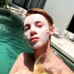 Milana Petrova Instagram - У каждого свой идеал красоты. И бывает так, что до этого самого идеала ты не дотягиваешь совсем чуть-чуть и хочешь это исправить. В такой ситуации на помощь приходит косметолог. @dr.kamila_msk — супер-косметолог. Она и с уходом поможет, и с инъекционными процедурами. Для неё главное прекрасный результат. Она поддерживает связь, интересуется даже после процедуры. ⠀ И я договорился с ней провести акцию на процедуру увеличения губ. Все, кто придёт от меня, получат скидку по промокоду, стоимость будет 7000р.