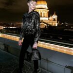 Milana Petrova Instagram - В этот раз Санкт-Петербург встретил меня тёплой погодой, я даже не заметил как мне вдруг начал нравиться город) К слову, я был здесь раза три-четыре) Центр напоминал мне то Рим, то Париж, то Венецию, и я в течение дня погружался в приятные воспоминания из своих путешествий)) Ни Эрмитаж ни Петергоф я опять посмотреть не успею, сегодня остаётся последний день моего пребывания здесь, но зато я снял несколько видео на канал, которые вы увидите совсем скоро!) Недавно я осознал ещё одну вещь, за которую я люблю свою работу. Эти ситуации. Ситуации, в которые я попадаю для того, чтобы снять очередной ролик. В этот раз мне пришлось прилететь ради видео сюда и познакомиться с интересными людьми, съесть самую вкусную пасту в моей жизни в лучшем рестике города и даже выпить водку прямо во время съёмок)))) Подробности позже))) Разве это не здорово? 😂 И так постоянно!) На какой ещё работе моя жизнь будет так насыщена впечатлениями? Может вы работаете на такой работе? Тогда расскажите о ней в комментариях 👇🏻