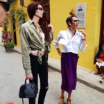 Milana Petrova Instagram – Это случайный кадр 🤣 Прогуливаясь по улицам старого города в Гаване, меня из толпы выцепил местный транс, который уговаривал меня сфотографироваться с ним. Я всегда не против фото, особенно, когда сфоткаться предлагает не просто транс, а гермафродит, как он себя назвал 🤣🤣🤣🤣 Он подходит ко мне для фото и тут же говорит, что фото с ним платное 🤣🤣🤣 Мы просто молча уходим, поражённые наглостью придурка, но фотка одна случайная осталась, спасибо подруге 🤣 я тут такая прям Донателла Версаче…