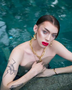 Milana Petrova Instagram - Сейчас бы питерскую прописку да за поправки проголосовать бы и уехать на старом ауди в закат...