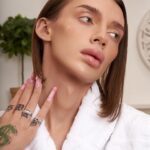 Milana Petrova Instagram - КОЖА НА МИЛЛИОН Бессонные ночи, потраченные нервы всей команды, больше двух месяцев активной работы и у нас получился лучший продукт по уходу за кожей на всем российском, и не только, рынке инфопродуктов! КНМ - это энциклопедия по коже эффективные методики ее лечения подбор индивидуального многоступенчатого ухода за кожей лица, тела, рук, ног, кожи головы и губ 🙂 60 страниц научной теории простым языком, современные данные о коже, ссылки на профессиональные и аптечные косметические бренды бюджетной и средней ценовой категории, и многое другое! Обладателям сухой/жирной/проблемной/возрастной/чувствительной/нормальной/комбинированной кожи посвящается! Прокачай свою кожу уже сейчас. Ссылка в описании профиля.