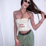 Milana Petrova Instagram – Я на Кубе! Сейчас в столице – городе Гавана, завтра уже еду в Варадеро – это туристический полуостров. Тут нереальный вайб!!! У меня такое впервые. Во всех своих путешествиях я обычно вижу что-то новое, какие-то новые детали, но мир вокруг остаётся тем же, но не на Кубе! Я как будто отправился в прошлое, в 1950-ые. Американские ретро-тачки, солнце, пальмы, отсутствие рекламы и море дайкири! Все вокруг одинаково бедные (я видел за 3 дня лишь один Мерседес), но веселые и простые! Если кто-то не в курсе, на Кубе до сих пор социализм, кубинцы не имеют возможности выезжать заграницу открыто, здесь практически нет интернета и хорошая зарплата – это зарплата в 100$, средняя – долларов 40. Они не знают другой жизни и в этом незнании живут, вроде даже как, счастливо. Блин, сижу сейчас на баре отеля, пью местное пиво под кубинскую музыку и понимаю как тут романтично… Романтично потому, что из каждого угла на тебя не кричит реклама и с тебя не пытаются снять побольше денег. Здесь, как будто, все с душой. И вот ты едешь на розовом кабриолете 1970-ых годов, проезжаешь набережную с выплескивающимися на дорогу волнами, заезжаешь в какой-нибудь бар в старом городе, в котором ремонт делали пол века назад и расслабляешься с бокалом мохито. И уже не важно в чем ты одет и какая сумка у тебя, здесь это все не имеет той ценности. Удивительные впечатления!